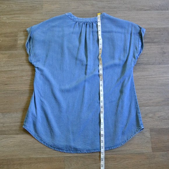 Gap Chambray Short Rolled Sleeve V-neck Lyocell Shirt Size Small - Picture 3 of 4